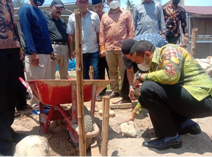 Wagub Audy Joinaldy Lakukan Peletakan Batu Pertama Pembangunan Closed House Pak H. Akmal.