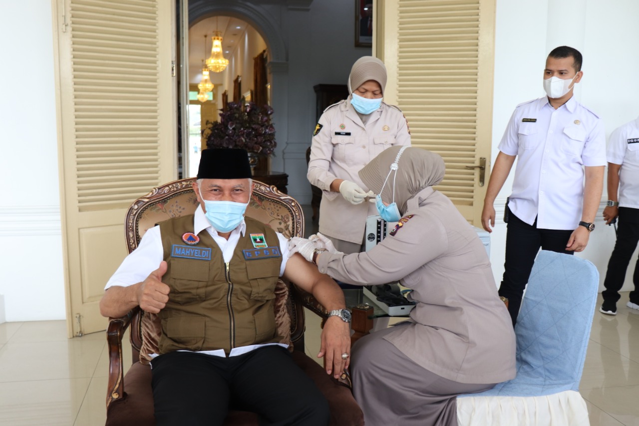 Gubenur dan Wakil Gubernur Sumbar lakukan Vaksin Tahap Kedua.