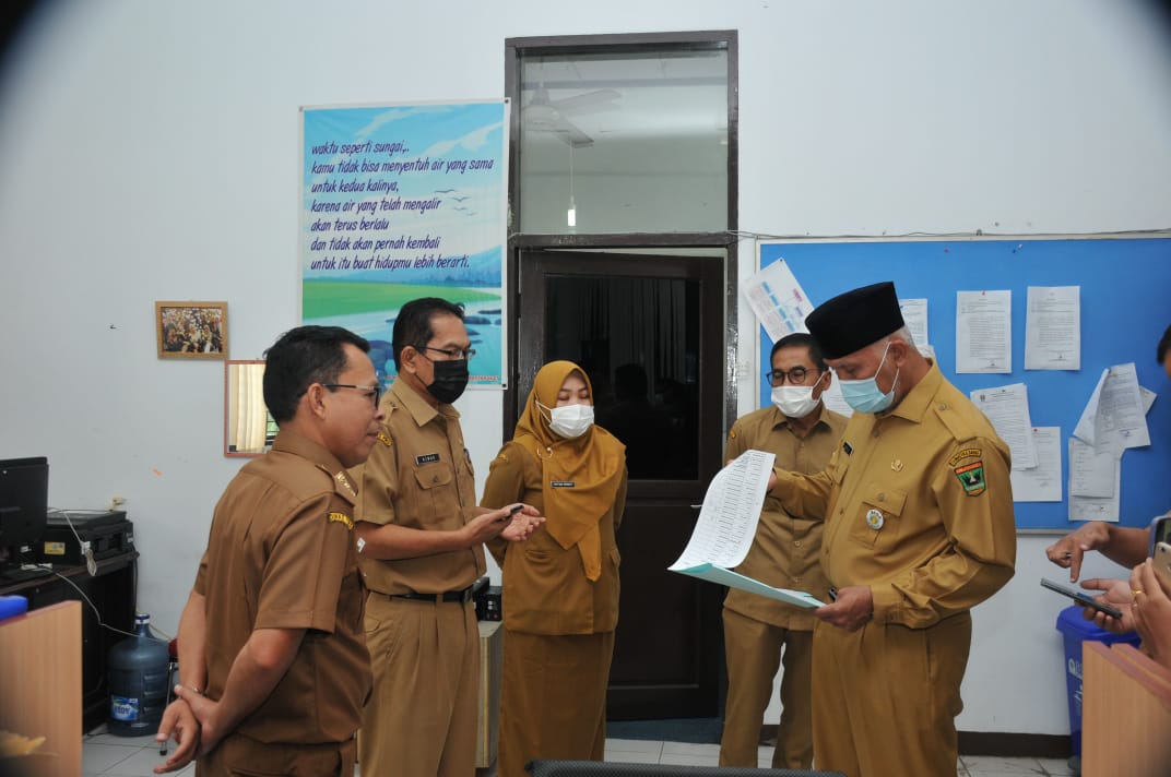 Sidak ke Dinas PMD Sumbar, Mahyeldi Temukan Banyak Pelanggaran.