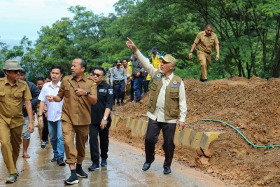 Tinjau Longsor Sitinjau Lauik, Gubernur Sumbar Minta Segera Diperbaik