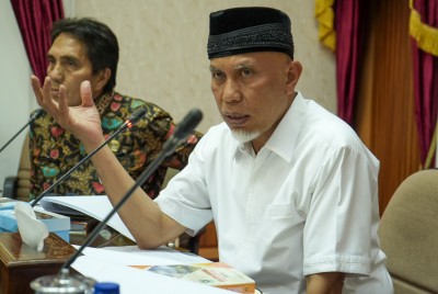 Gubernur Mahyeldi Dorong 6 % Dana KUR Dialokasikan untuk Masyarakat Nagari Tertinggal .