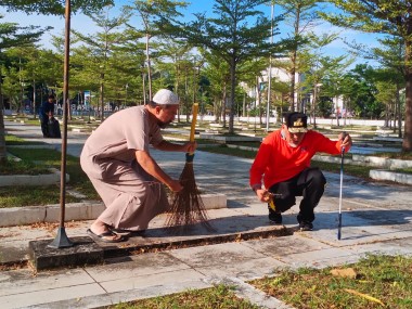 Awal Tahun 2023, Gubernur Mahyeldi Lakukan Aksi Pungut Sampah di Masjid Raya Sumbar