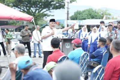 Gubernur Mahyeldi Siapkan Hadiah Umrah bagi Nelayan Pengumpul Sampah Terbanyak di Pantai Padang