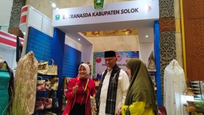 Gubernur Mahyeldi dan Ketua Dekranasda Sumbar Sambangi Pelaku UMKM di Pameran Kriyanus 2023