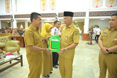 Serahkan SK Kenaikan Pangkat PNS, Gubernur Mahyeldi : ASN Tulang Punggung Negara untuk Wujudkan Indonesia Emas 2045