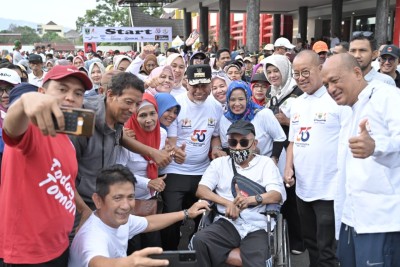 Lepas Tiga Ribu Peserta Fun Walk Kadin, Gubernur Mahyeldi Minta Kegiatan Olahraga Bersama Masyarakat Digelar Sesering Mungkin