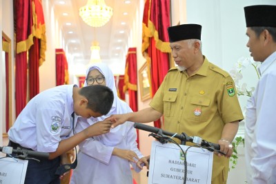 Gubernur Mahyeldi Hadiahkan Sepeda untuk Alif dan Andin; Pelajar MTsN 6 Padang yang Juarai Kompetisi Robotic Nasional