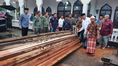 Gubernur Mahyeldi Serahkan Kayu Tak Bertuan Temuan Dishut Sumbar untuk Pembangunan Masjid di Pesisir Selatan