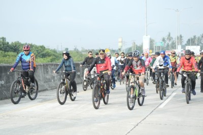 Lepas Peserta Sepeda Sehat di Jalur Tol, Gubernur Mahyeldi Sebut Ruas Padang-Sicincin Ditarget Rampung Sebelum Ramadan