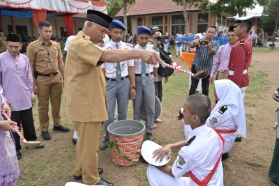 Lantik Taruna-Taruni SMK 1 Koto Baru Dharmasraya, Gubernur Mahyeldi Sebut Pentingnya Pelajar Berkarakter Disiplin dan Berjiwa Nasionalis