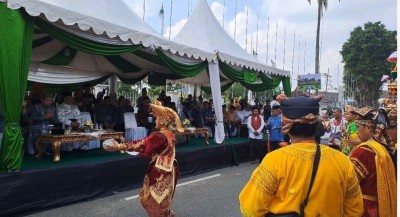 Tampilkan Khazanah Budaya Minangkabau dalam Pawai Ta'aruf STQH XXVII Jambi, Kafilah Sumbar Mendapat Sambutan Meriah Penonton