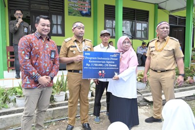 Wagub Audy dan Bank Mandiri Salurkan Bantuan PIP untuk Kebutuhan Pendidikan Pelajar di Mentawai