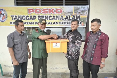 Gubernur Mahyeldi Antar Bantuan untuk Warga Terdampak Banjir dan Longsor di Lima Puluh Kota