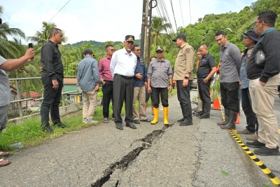 Tinjau Jalan Nasional Amblas di Desa Silungkang Oso, Gubernur Mahyeldi Pastikan Perbaikan Segera Dilakukan