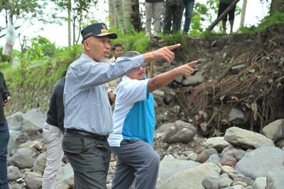 Gubernur Mahyeldi Tinjau Sejumlah Titik Kawasan Terdampak Banjir dan Lonsor di Tiga Kabupaten di Sumbar