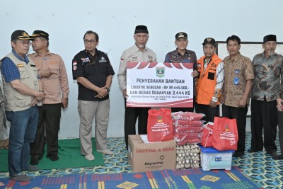 Gubernur Mahyeldi Antar Bantuan Kebencanaan untuk Warga Mapat Tunggul Selatan dan Diskusikan Upaya Pembangunan Daerah