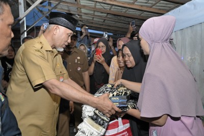 Gubernur Mahyeldi Salurkan Bantuan bagi Warga Korban Musibah Kebakaran di Pampangan Kota Padang