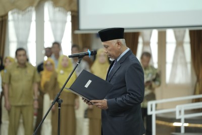 Lantik 42 Kepala SMA/SMK, Gubernur Mahyeldi Tekankan Peran Penting Mencetak Calon Pemimpin Masa Depan