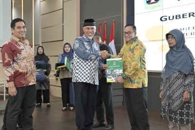 Atas Pengabdian Selama Bertugas di Pemprov Sumbar, Gubernur Mahyeldi Menyerahkan Piagam Penghargaan kepada PNS Purna Tugas