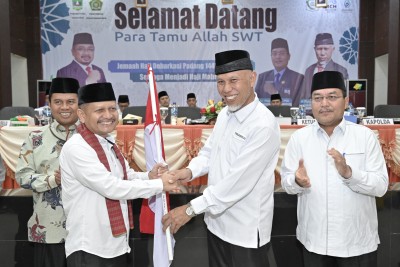 Gubernur Mahyeldi Sambut Kedatangan Jemaah Haji Kloter 1 Debarkasi Padang