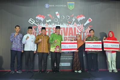 Gubernur Mahyeldi Resmikan Festival Merah Putih dan Program Subsidi Bunga bagi Pelaku Usaha Mikro di Padang Panjang